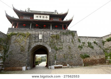 SUZHOU, Cina - 23 novembre: Visite turistiche la torre della porta Panmen, una parte della città antica parete b