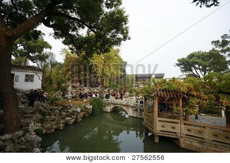 SUZHOU, Čína - 23. listopadu: Turisté navštěvují Zahrada lvího hájku na listopad 23, 2011 v Su-čou, Ch