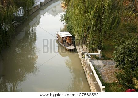 SUZHOU, Cina - 23 novembre: Una barca Mori sul fianco del canale che porta in città su riscuotendo
