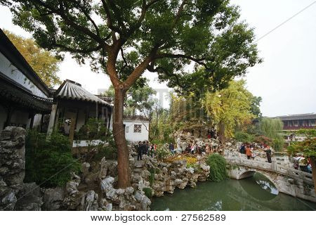 SUZHOU, Čína - 23. listopadu: Turisté navštěvují Zahrada lvího hájku na listopad 23, 2011 v Su-čou, Ch