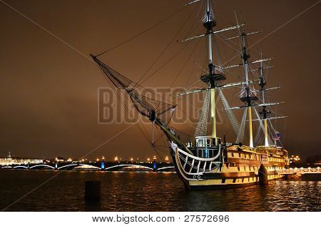 Restaurante da Rússia, São Petersburgo, em um billfish à noite