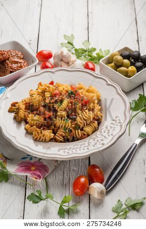 pasta with dried tomatoes fresh tomaoes and green olives