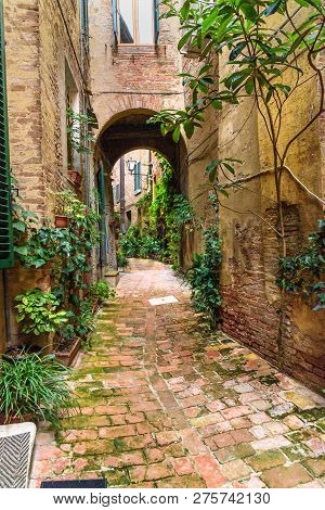 Medieval Narrow Street Vicolo Degli Orefici In Old City Siena, Tuscany, Italy.