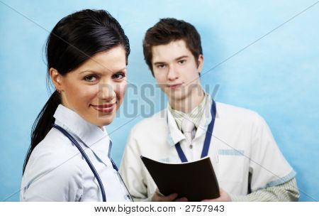 Nuori Causasian lääkäri