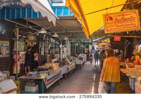 Samutsongkhram/thailand - 16 September 2107 : Unacquainted Thai People And Tourists Come To Visit Am