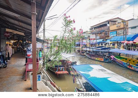 Samutsongkhram/thailand - 16 September 2107 : Unacquainted Thai People And Tourists Come To Visit Am