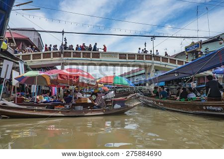 Samutsongkhram/thailand - 16 September 2107 : Unacquainted Thai People And Tourists Come To Visit Am