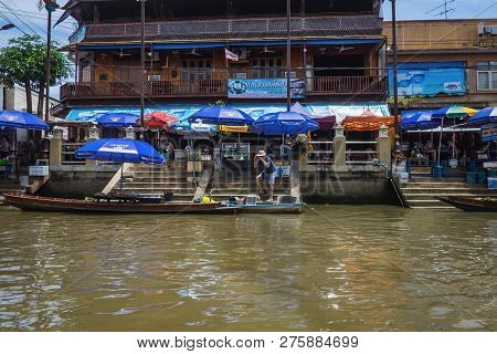 Samutsongkhram/thailand - 16 September 2107 : Unacquainted Thai People And Tourists Come To Visit Am