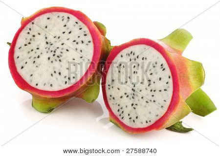 pitaya čerstvé ovoce (Hylocereus undatus) na bílém pozadí