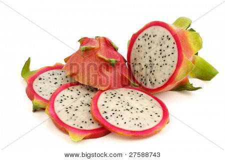 pitaya čerstvé ovoce (Hylocereus undatus) na bílém pozadí