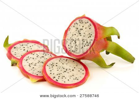 pitaya čerstvé ovoce (Hylocereus undatus) na bílém pozadí