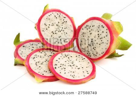 pitaya čerstvé ovoce (Hylocereus undatus) na bílém pozadí