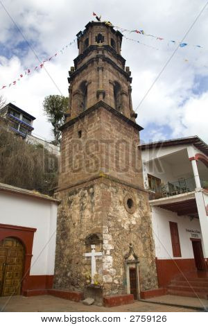 Kyrkans torn Janitizo ön Patzcuaro sjön Mexiko