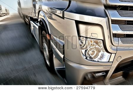 Fragment van moderne Europese semitruck motion blur