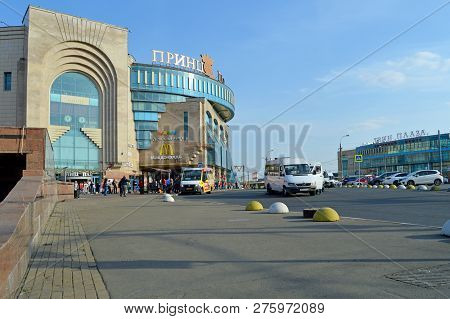 Moscow, Russia - September, 2018: Landing On The Bus In The Square In Front Of The Shopping Center 