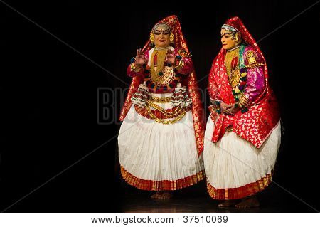 Chennai - SEPTEMBER 15: Kathakali performer i den dydige pachcha (grøn) rolle i Chennai på Septe