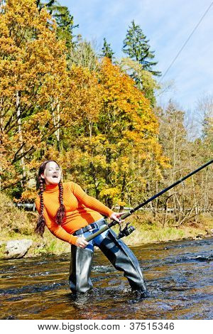 mujer de pesca en el río Otava, República Checa