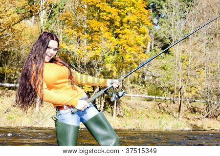 mujer de pesca en el río Otava, República Checa
