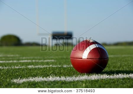 American Football auf dem Feld mit Platz für Kopie