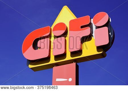 Bordeaux , Aquitaine / France - 07 05 2020 : Gifi Logo Sign Text For Shop Of French Network Retail C