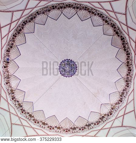 Mughal Crafting In A Tomb In India