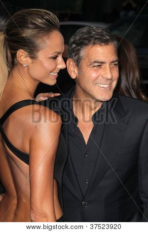 LOS ANGELES - okt 4: Stacy Keibler, George Clooney ankommer til 
