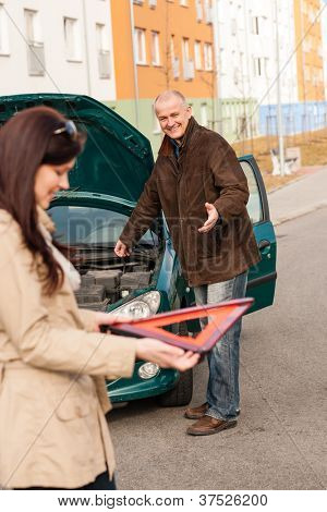 Donna con triangolo cartello riparatore fissaggio auto guasto problema crash