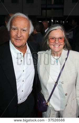 LOS ANGELES - OCT 4: Robert Loggia přijíždí na premiéře 