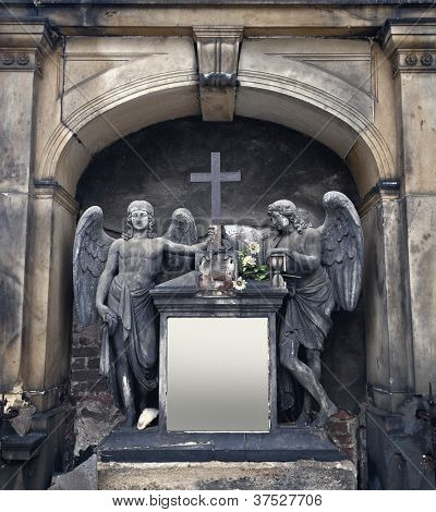 Estátuas de anjo do cemitério ornamentado