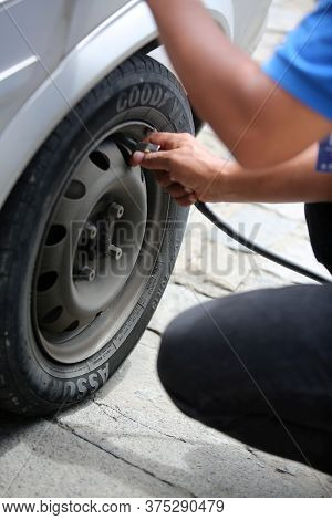 Salvador, Bahia/ Brazil - June 4, 2018: Person Calibrating Vehicle Tire At Gas Station In Salvador.