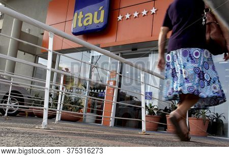 View Of Itau Bank In Salvador- October 15, 2014: View Of The Facade Of Itau Agency In The Pituba Nei