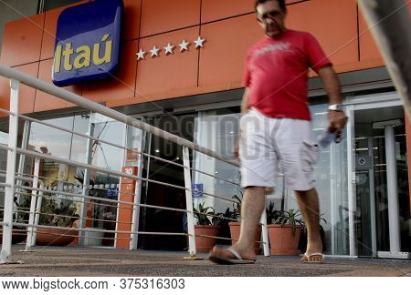 View Of Itau Bank In Salvador- October 15, 2014: View Of The Facade Of Itau Agency In The Pituba Nei