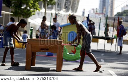 Salvador, Bahia / Brazil - February 21, 2016: Children Are Seen Playing The Tororo Dike Region In Sa