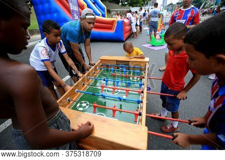 Salvador, Bahia / Brazil - February 21, 2016: Children Are Seen Playing The Tororo Dike Region In Sa