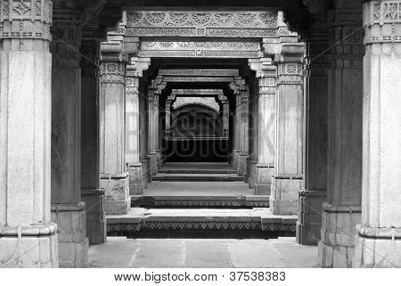Pilíře s řezbou na Adalaj Vav dědictví Stepwell