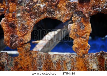 Zardzewiały wrak dziura