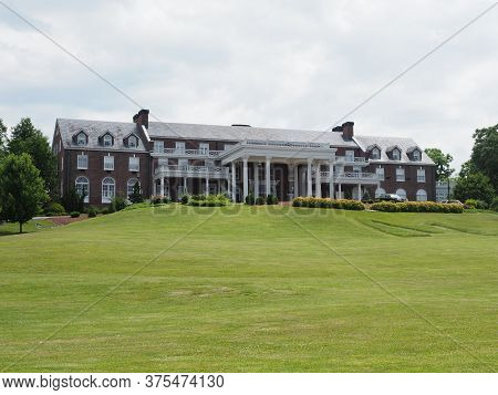 Luray, Usa - June 6, 2019: Image Of The Mimslyn Inn In Luray.