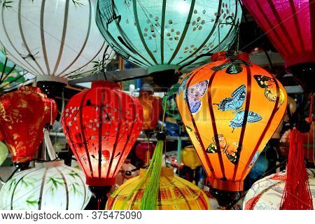 Lanterns in Hoi An, Vietnam. Ancient city. World Heritage\\\\nTípicos faroles de la ciudad antigua de Hoi An, Vietnam