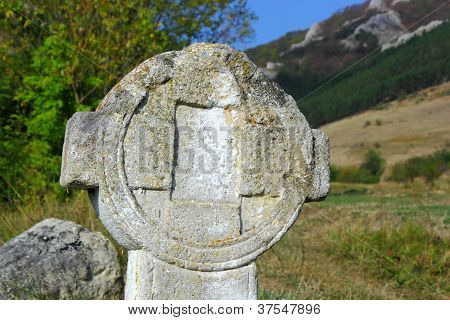 Cruz de piedra antigua