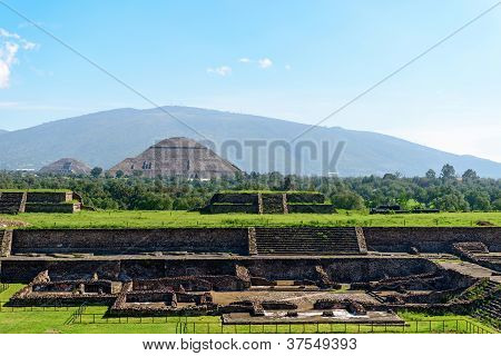 Pyramida měsíce a pyramida slunce v Mexiku město Teotihuacan