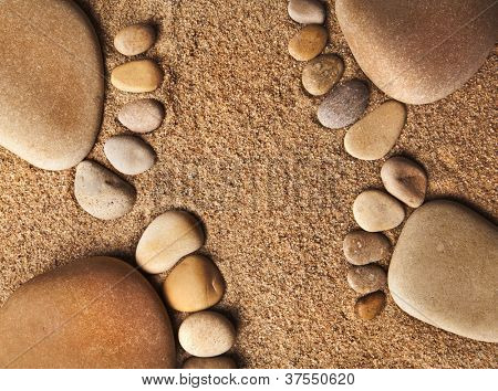 piedi nudi traccia di ciottoli pietre sullo sfondo spiaggia sabbia