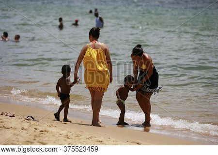 Salvador, Bahia / Brazil - January 30, 2016: People Are Seen At Boa Viagem Beach In The City Of Salv