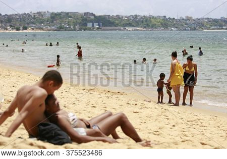 Salvador, Bahia / Brazil - January 30, 2016: People Are Seen At Boa Viagem Beach In The City Of Salv