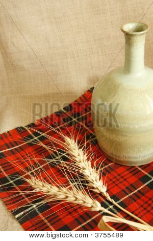 Керамический сосуд и пшеницы
