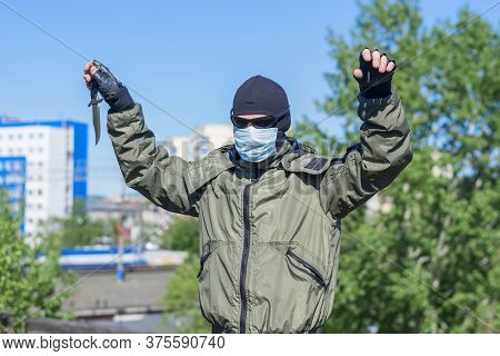 Criminal Surrenders To Law Enforcement By Raising His Hands Up And Throwing A Knife To The Ground