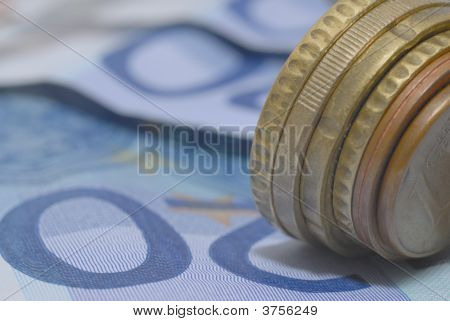 Banknoten und Münzen