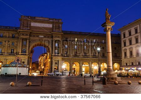 Kolonnen i overflod i Piazza Della Repubblica om morgenen, Firenze, Italien
