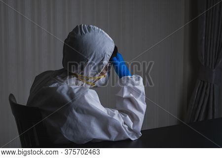 Doctors Wear A Face Shield / Ppe For Protection Against Coronavirus Disease. The Doctor Works Tirele