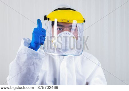 Doctors Wear A Face Shield / Ppe For Protection Against Coronavirus Disease. The Doctor Works Tirele