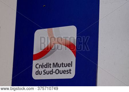 Bordeaux , Aquitaine / France - 07 06 2020 : Credit Mutuel Red Logo And Text Sign Of Bank Office On 